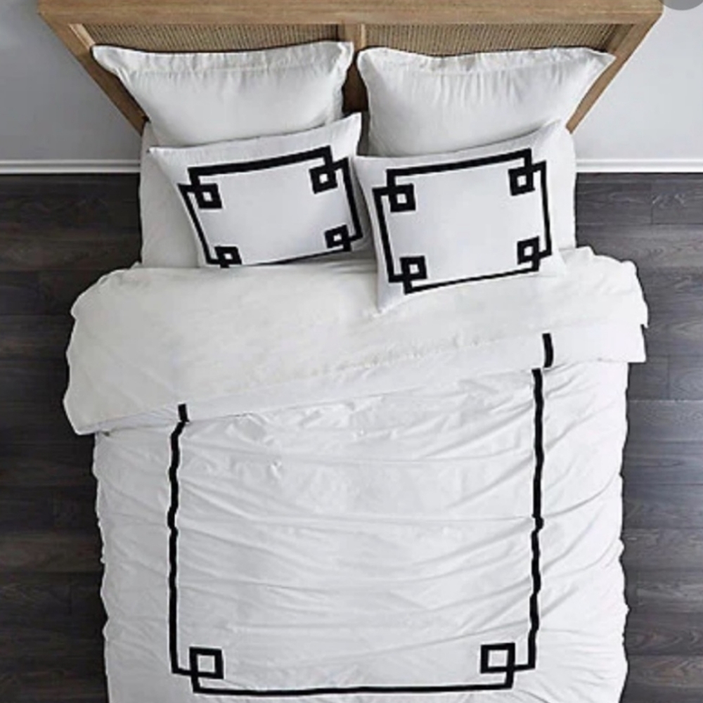 Villa by Noble Excellence Greek Key Queen Duvet Cover